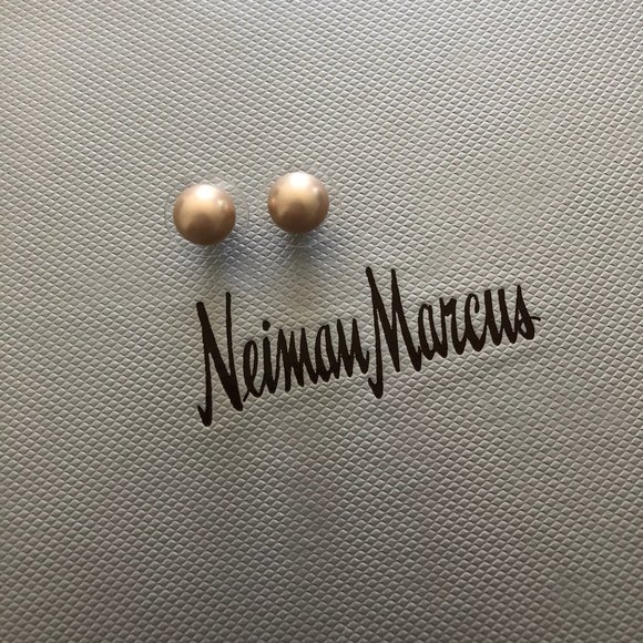 Pearl Studs - Picture 1 of 3